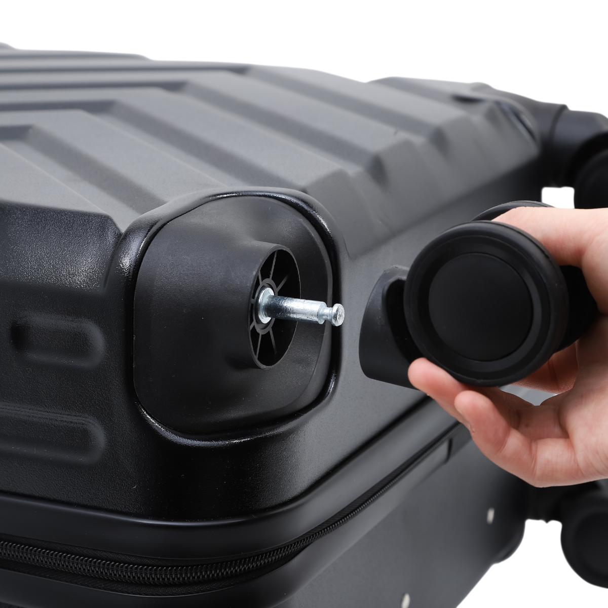 Horizon 2.0 suitcase in black with wheels – a hand removing a wheel